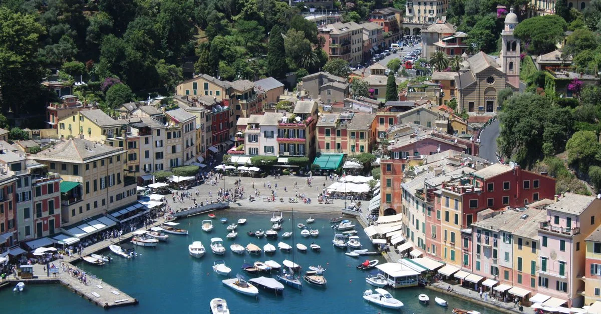 Découvrez le charme pittoresque de Portofino, son front de mer animé et ses bateaux vus d'en haut.