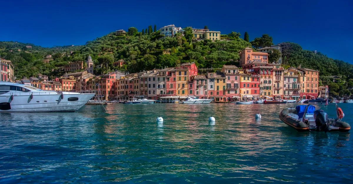 Belle vue du front de mer coloré de Portofino avec des bateaux par une journée ensoleillée.