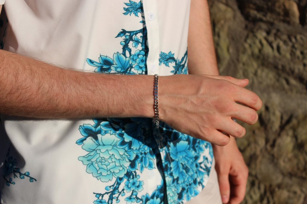 Style marin masculin : comment porter et assortir votre bracelet ancre marine